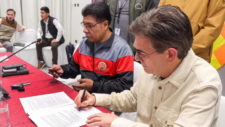 Firma de acuerdo entre el Gobierno y la COR de El Alto, este 16 de mayo. MINISTERIO DE OBRAS P&Uacute;BLICAS, SERVICIOS Y VIVIENDA