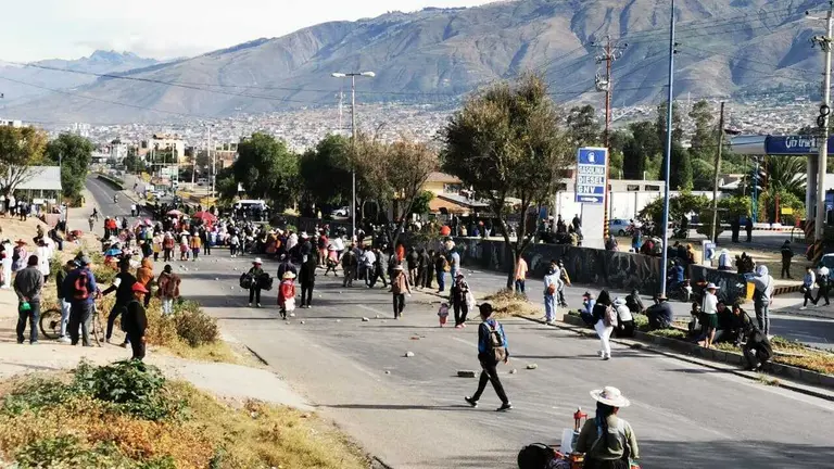 El bloqueo en la zona de Huayllani, en Sacaba, este 18 de mayo. MARIELA COSS&Iacute;O