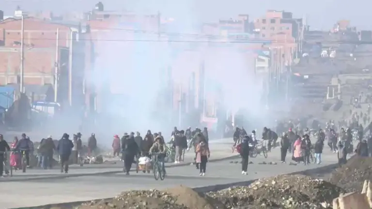 Gasificaci&oacute;n en operativo de desbloqueo en la ruta La Paz - Oruro, el fin de semana. UNITEL