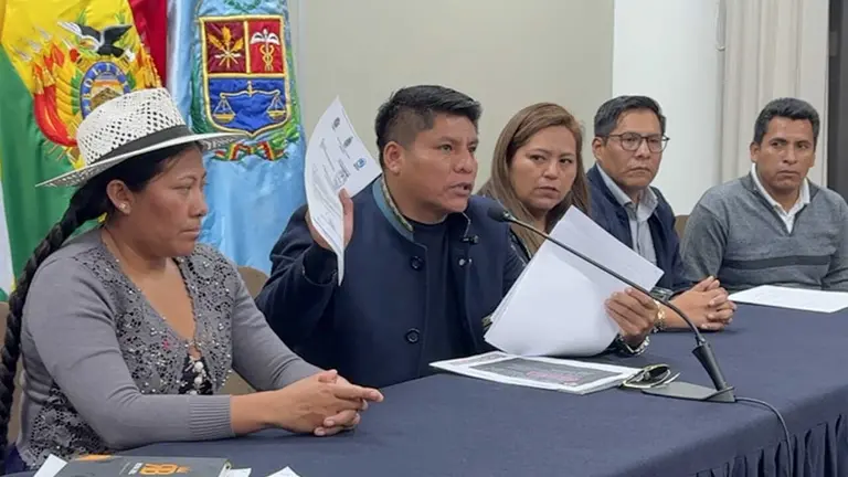El gobernador Leonardo Loza junto a su gabinete, este 25 de mayo. ALEJANDRO ORELLANA