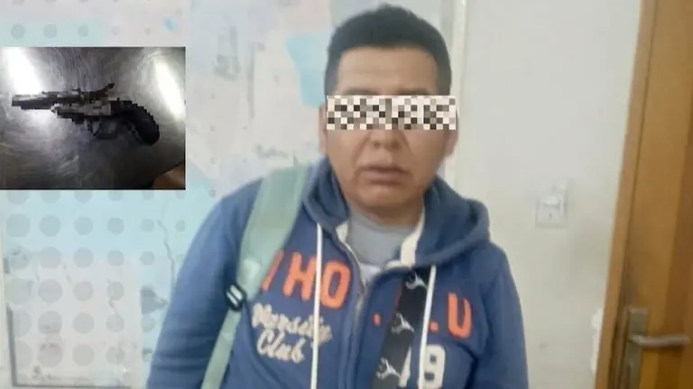 El hombre encontrado con un arma de fuego en el aeropuerto. INFO POLICIAL