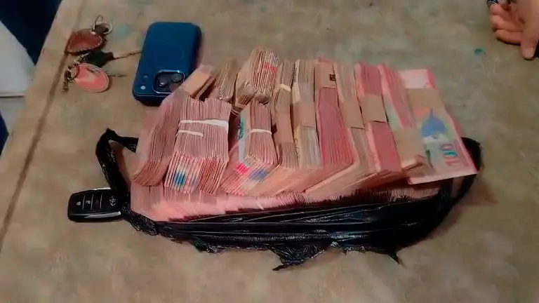 Aprehenden a efectivos de Polic&iacute;a por encomienda sospechosa de Bs350 mil en efectivo./ ERBOL