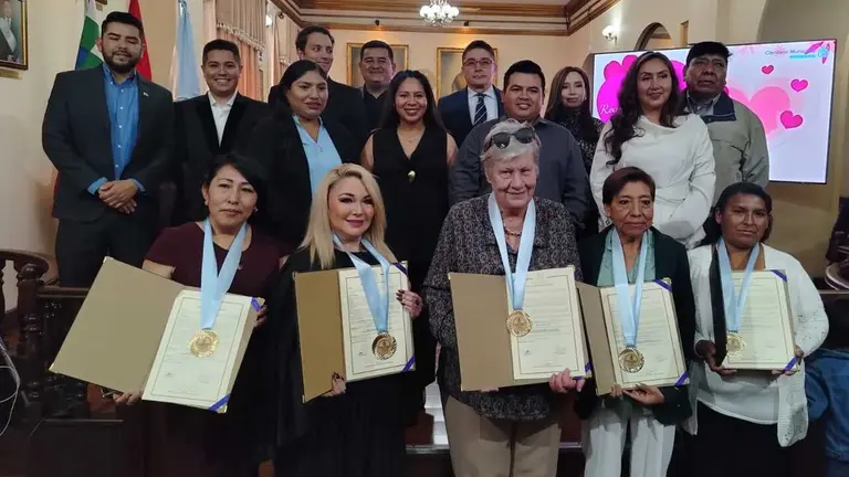 Las mam&aacute;s condecoradas junto a los concejales de la ciudad de Cochabamba, este 27 de mayo. MELISSA REVOLLO