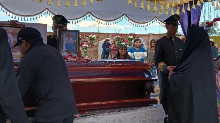 Dan el &uacute;ltimo adi&oacute;s a Sof&iacute;a, v&iacute;ctima de feminicidio en Cochabamba. VOCES LIBRES
