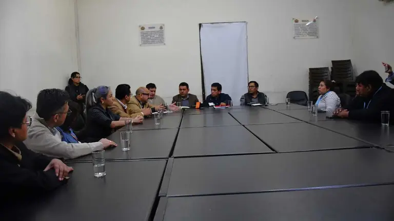 La reuni&oacute;n de la Gobernaci&oacute;n, la C&aacute;mara del Transporte y representantes de otras instituciones. GADC