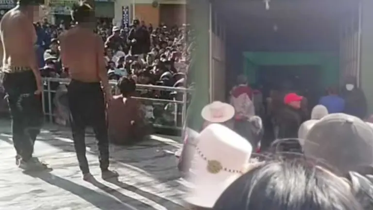 Golpean a tres j&oacute;venes por el asesinato de un  taxista en Viacha, La Paz. RRSS