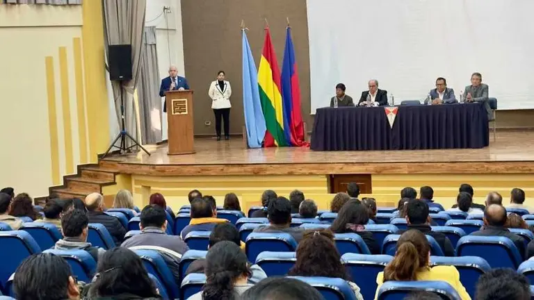 Participantes de la I Cumbre Nacional de Lucha contra Avasallamientos de Propiedades Urbano-Rurales, Tierras Productivas y &Aacute;reas Protegida. DNLL