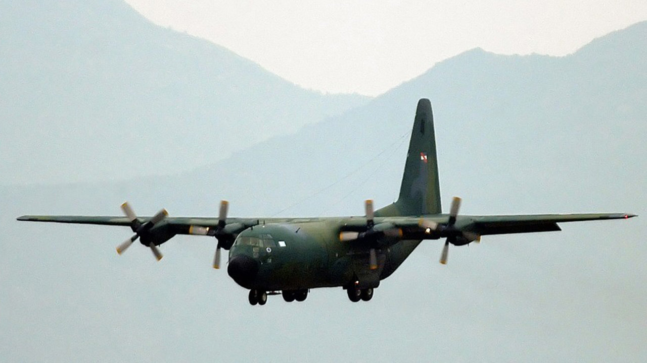 Fotografía de archivo del 18 de abril de 2006 de un avión C130 Hércules antes de aterrizar en el Aeropuerto Internacional Arturo Merino Benítez, en Santiago de Chile. EFE