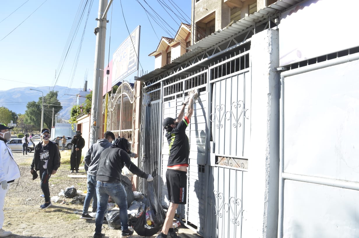 Integrantes de la RJC dejan desechos en la puerta de la casa de la gobernadora de Cochabamba, Esther Soria.

Crédito foto 2: NOÉ PORTUGAL