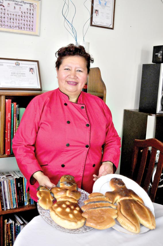 Lourdes, de Repostería Lu, junto a masas típicas de Todos Santos recién horneadas.    Noé Portugal