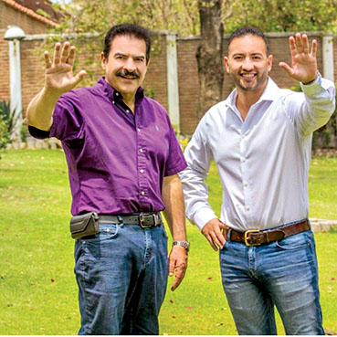 Manfred Reyes Villa  junto a su padre. 