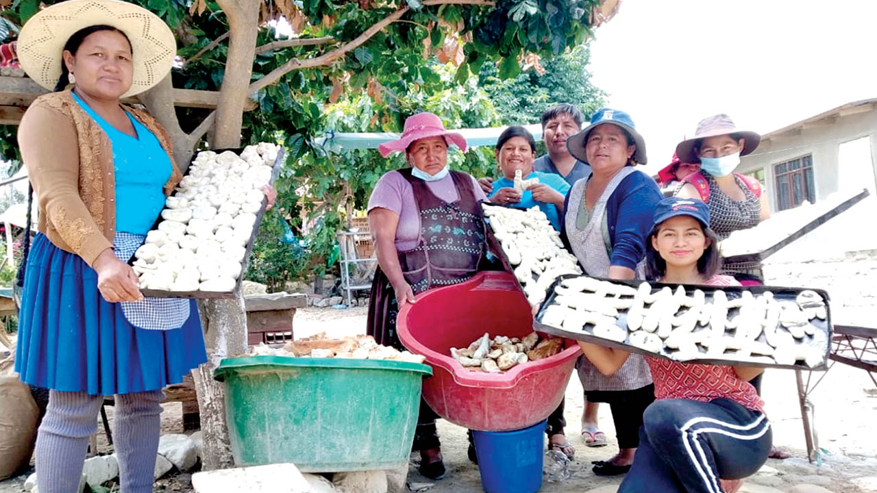 La elaboración de masitas, los preparativos para el mast’aku del Día de Difuntos
