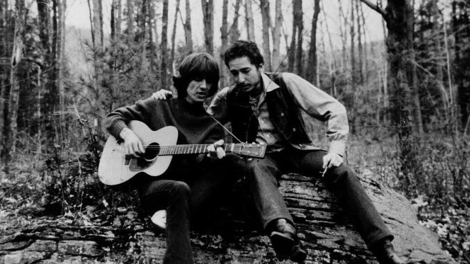 George Harrison y Bob Dylan en casa de Dylan en Woodstock.
