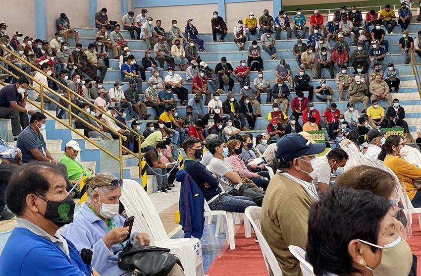 Los asistentes a la asamblea ordinaria de la Cooperativa, este lunes. OPINIÓN