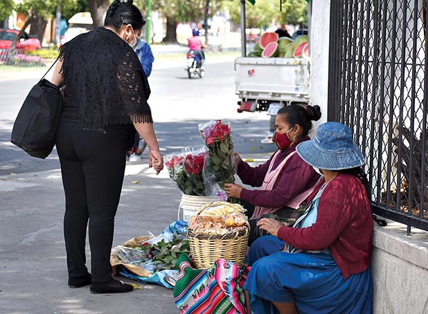 Un puesto de venta de flores en una calle céntrica.