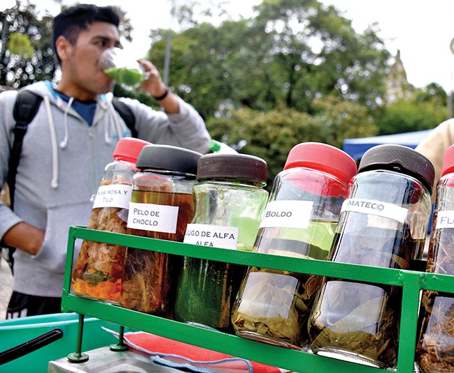 Una persona toma un mate caliente para combatir el frío.
