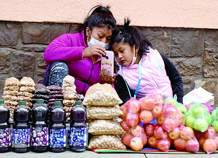 4A F2-SOLIS-MAMA AYUDA EN CLASES A SU NIÑA SOBRE CALLE SUCRE CASI LANZA