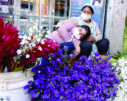 4A F3-SOLIS-HERMINIA CHOQUE JUNTOA SU NIETA GISEL FLORISTAS CALLE ANTEAZANA Y AROMA