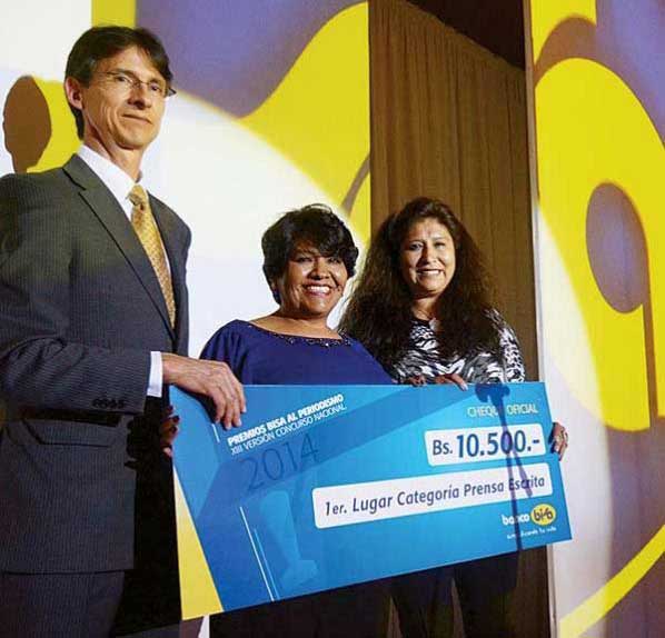 Betty Condori (centro) en el premio BISA, en 2014.