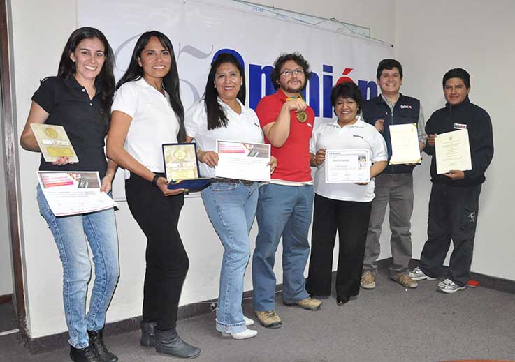 Betty Condori (tercera de la izquierda) junto a sus compañeros de OPINIÓN, luego de un acto de premiación a trabajos periodísticos.
