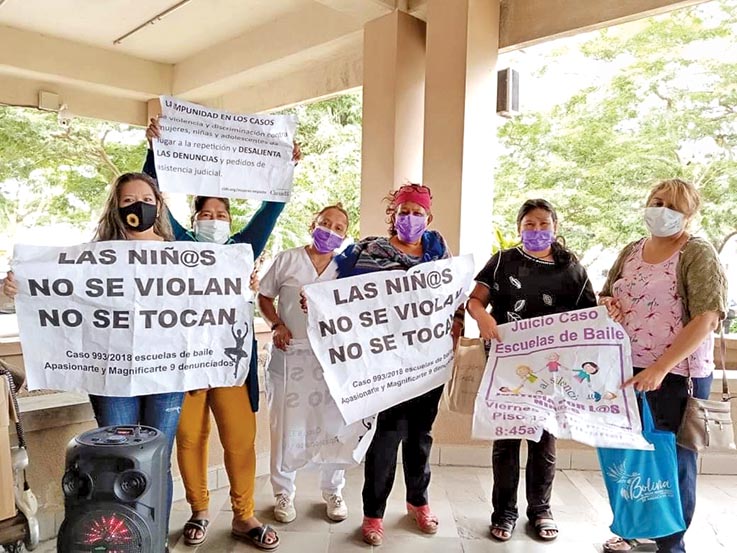 Activistas exigen justicia, mientras se desarrolla el juicio.     Facebook 