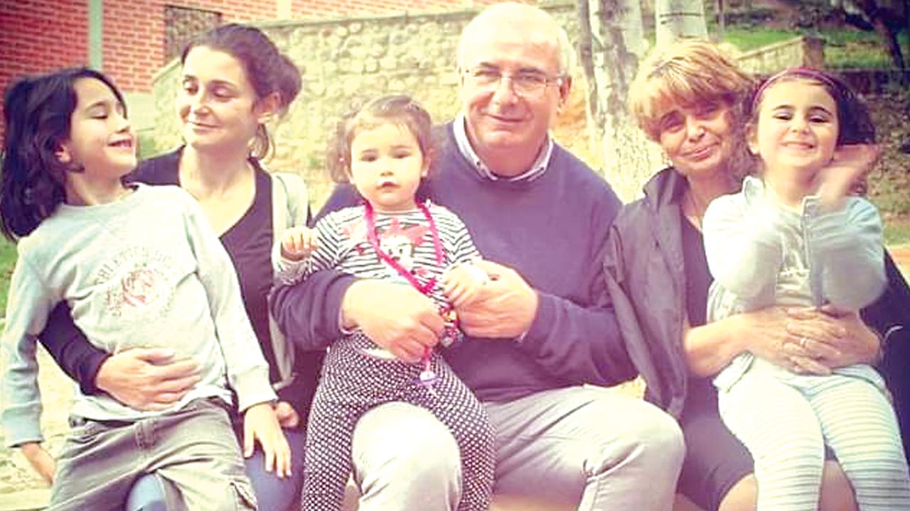 Mónica junto a sus papás, Stefano Natali y Bianca La Bruna, y sus tres hijos.