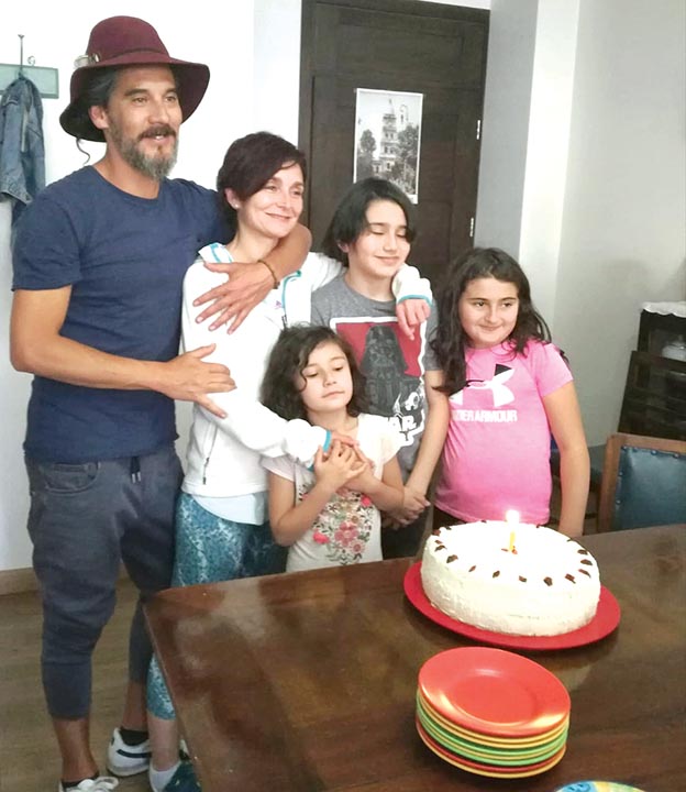 La enóloga en compañía de su esposo, Rodrigo Treviño, y sus tres hijos, Guillermo, Ludovica y Bianca. 
