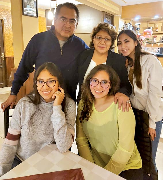 Rolando Herrera junto a su esposa y sus hijas. 