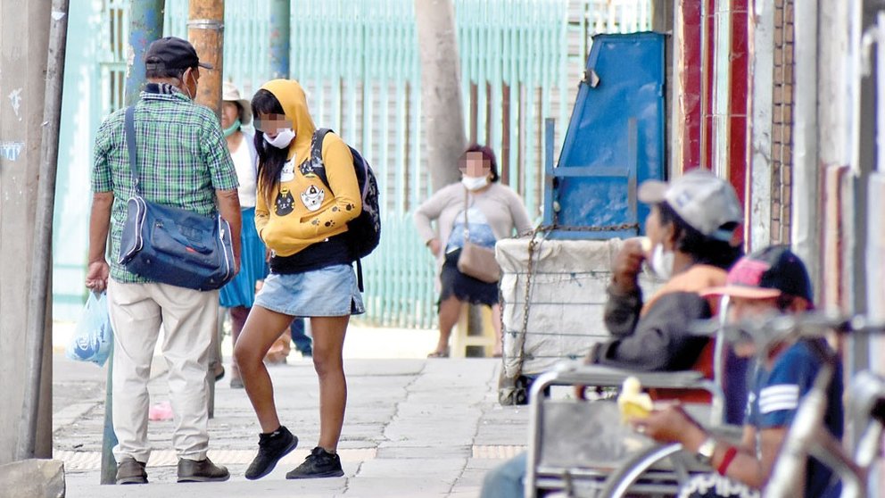 Una trabajadora sexual ofrece sus servicios en una avenida céntrica cochabambina. DICO SOLÍS