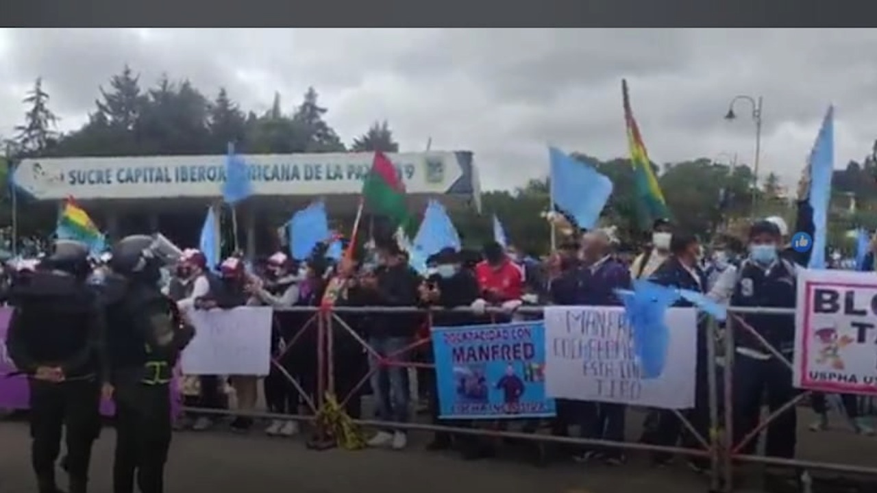 Una imagen de las manifestaciones en favor de Manfred Reyes Villa en Sucre. Captura de video Correo del Sur