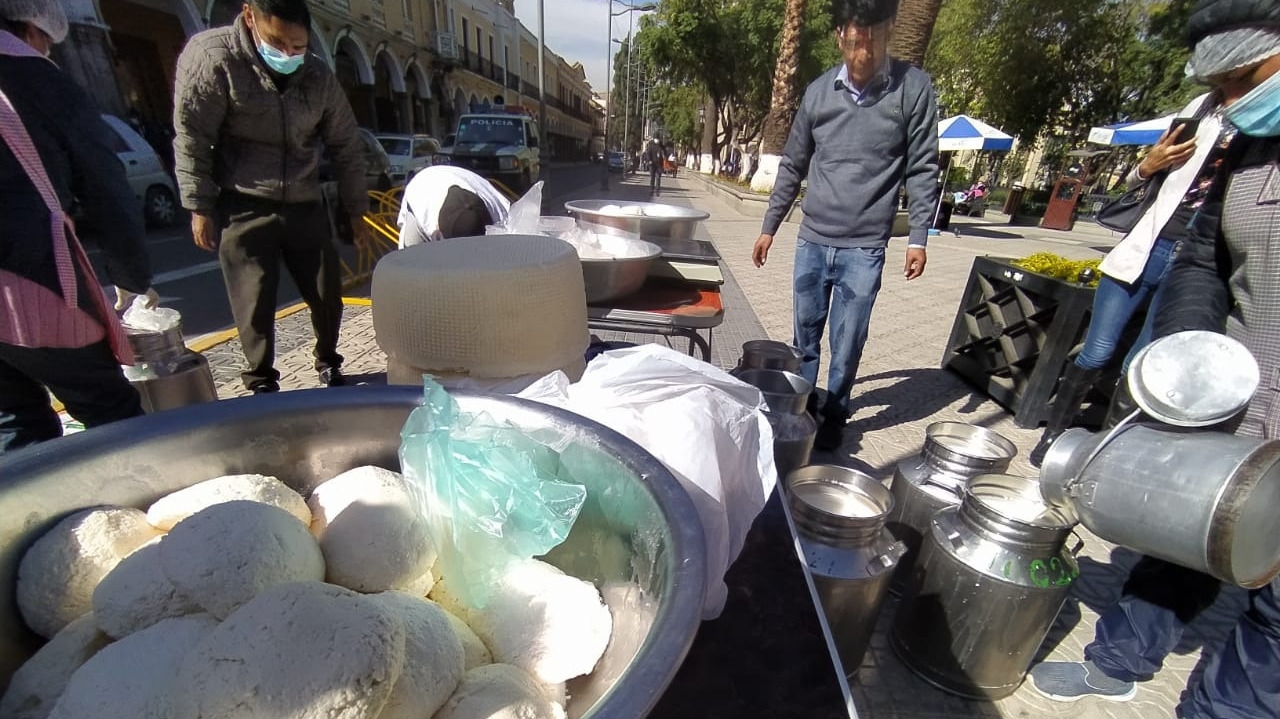 Productores de leche obsequian sus productos por el Día Nacional de la Leche. DICO SOLÍS