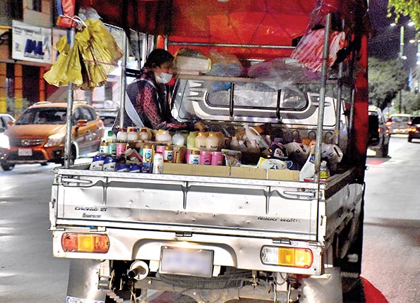 Una camioneta circula por la ciudad ofertando productos de limpieza.         Dico Solís