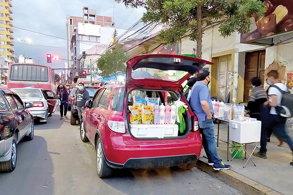 Un hombre parqueó cerca del Correo para vender lácteos y cereales en la parte trasera de su movilidad.         Dico Solís