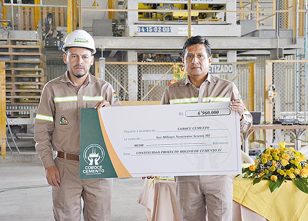 El gerente general de COBOCE R.L., Carlos Quiroga, junto al gerente de COBOCE Cemento, Ramiro Nogales. DICO SOLÍS