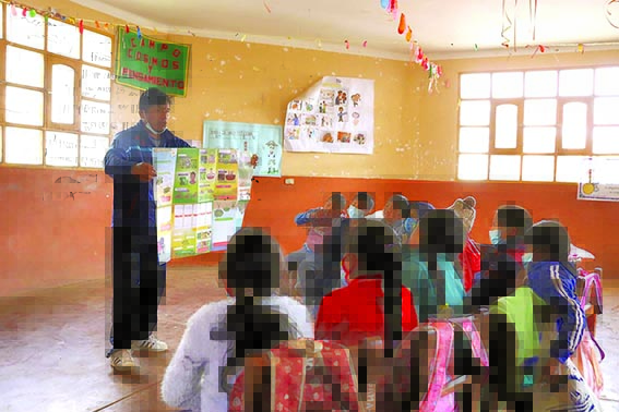 El profesor Roy Saravia imparte clases a sus estudiantes de la escuela Juana Azurduy de Padilla, en Pongo Kasa. 