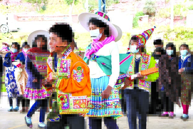 Varios niños de una escuela del área rural durante una de sus presentaciones. 