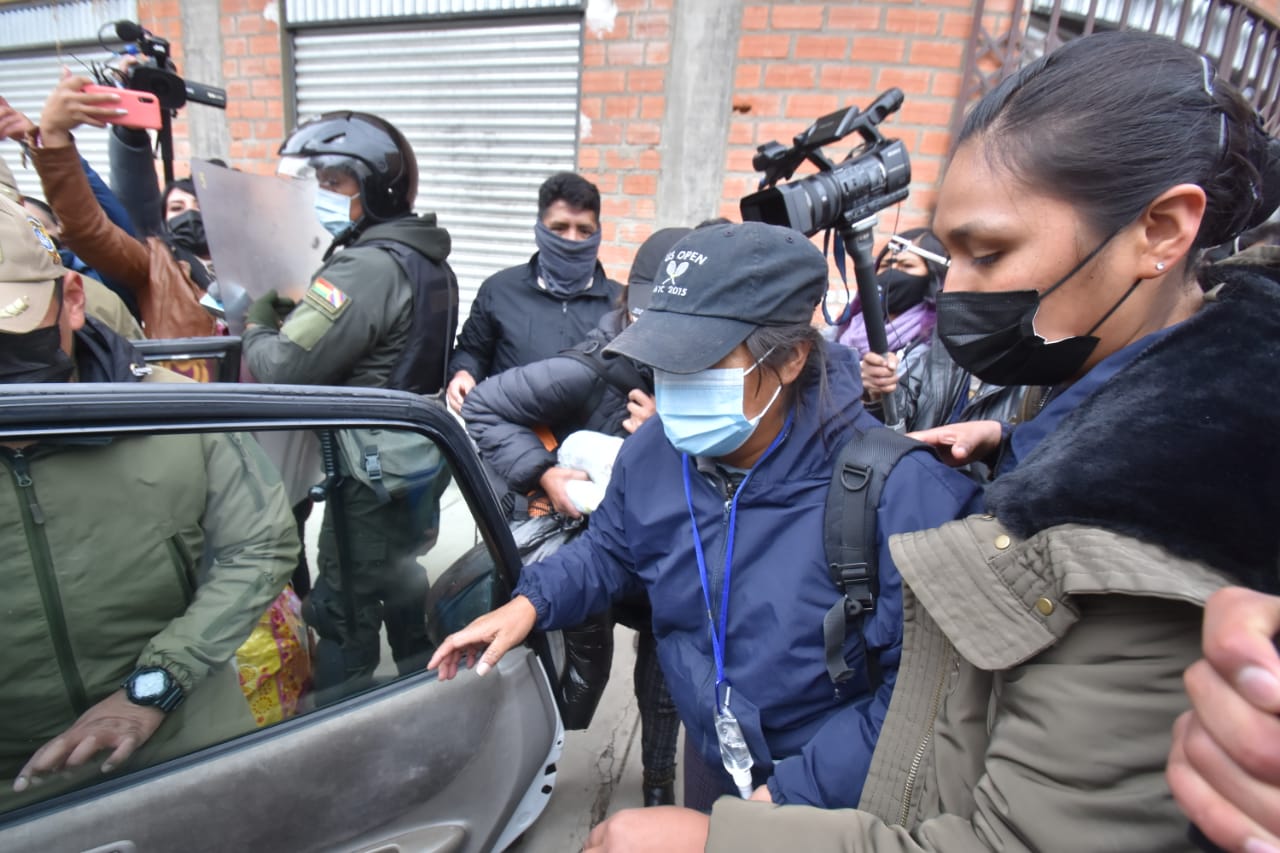 La mamá y la hermana del violador serial, Richard Choque Flores asistieron a la reconstrucción de los hechos en su domicilio. / APG