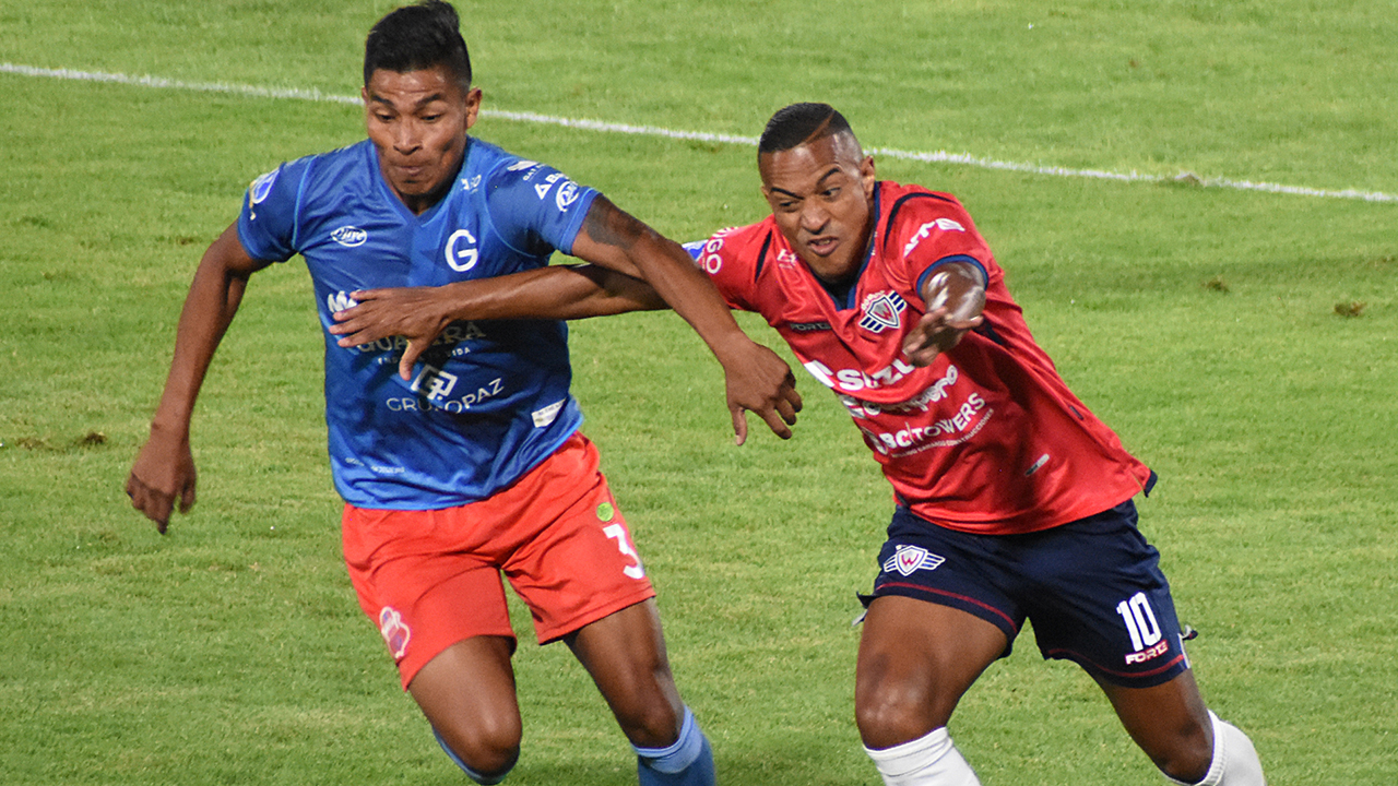 Serginho (d) busca dominar la pelota.