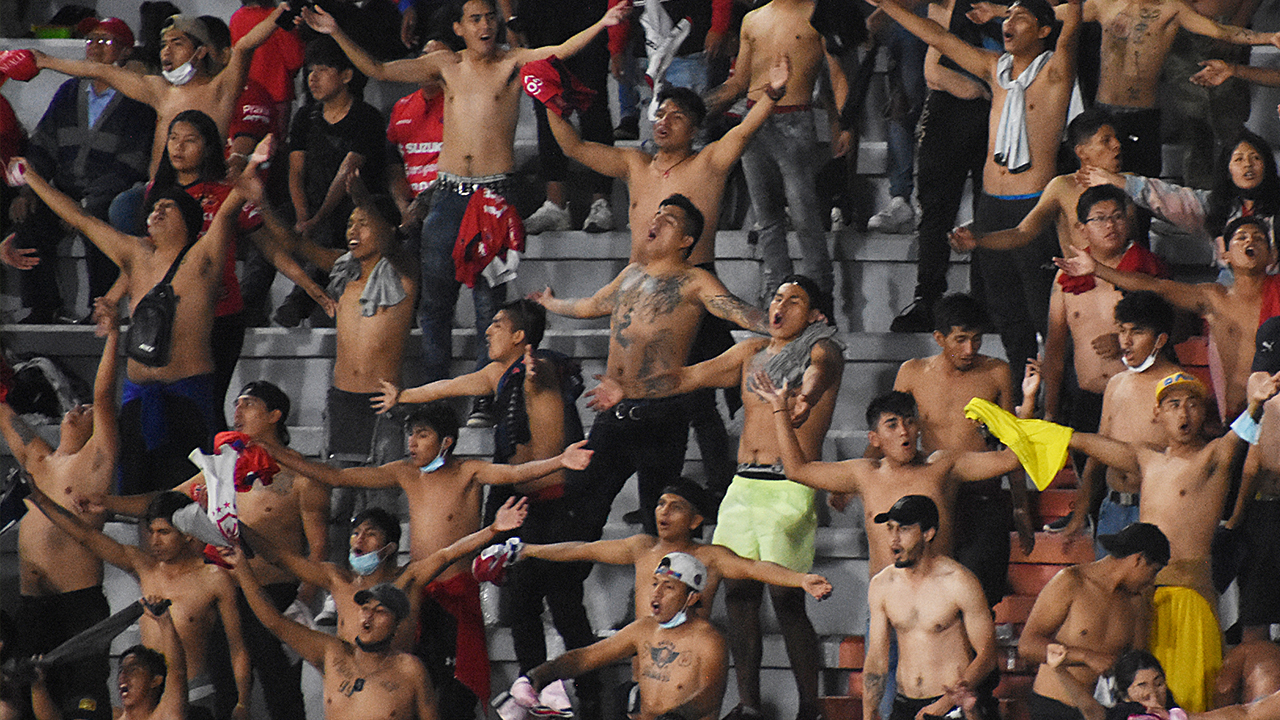 Los hinchas celebran la victoria en las gradas.