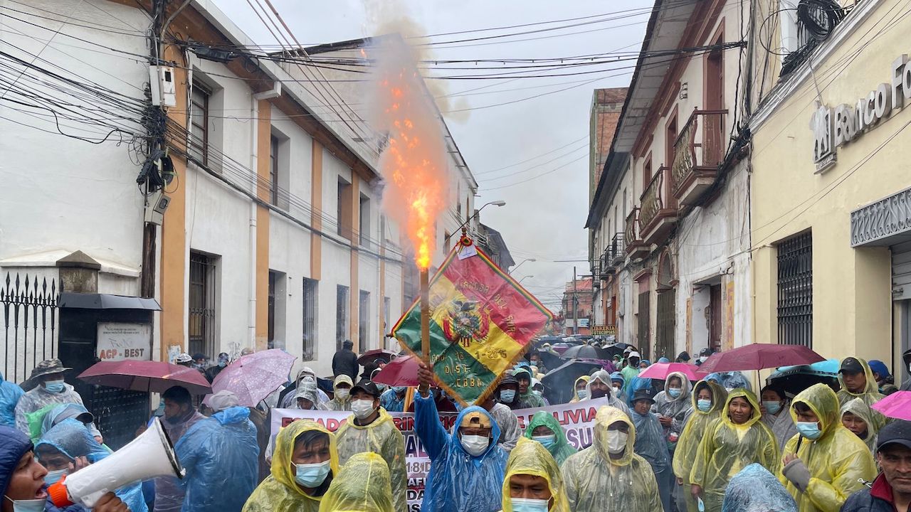 Una imagen de la marcha del Distrito 9, cerca de la alcaldía de Cochabamba. ALEJANDRO ORELLANA