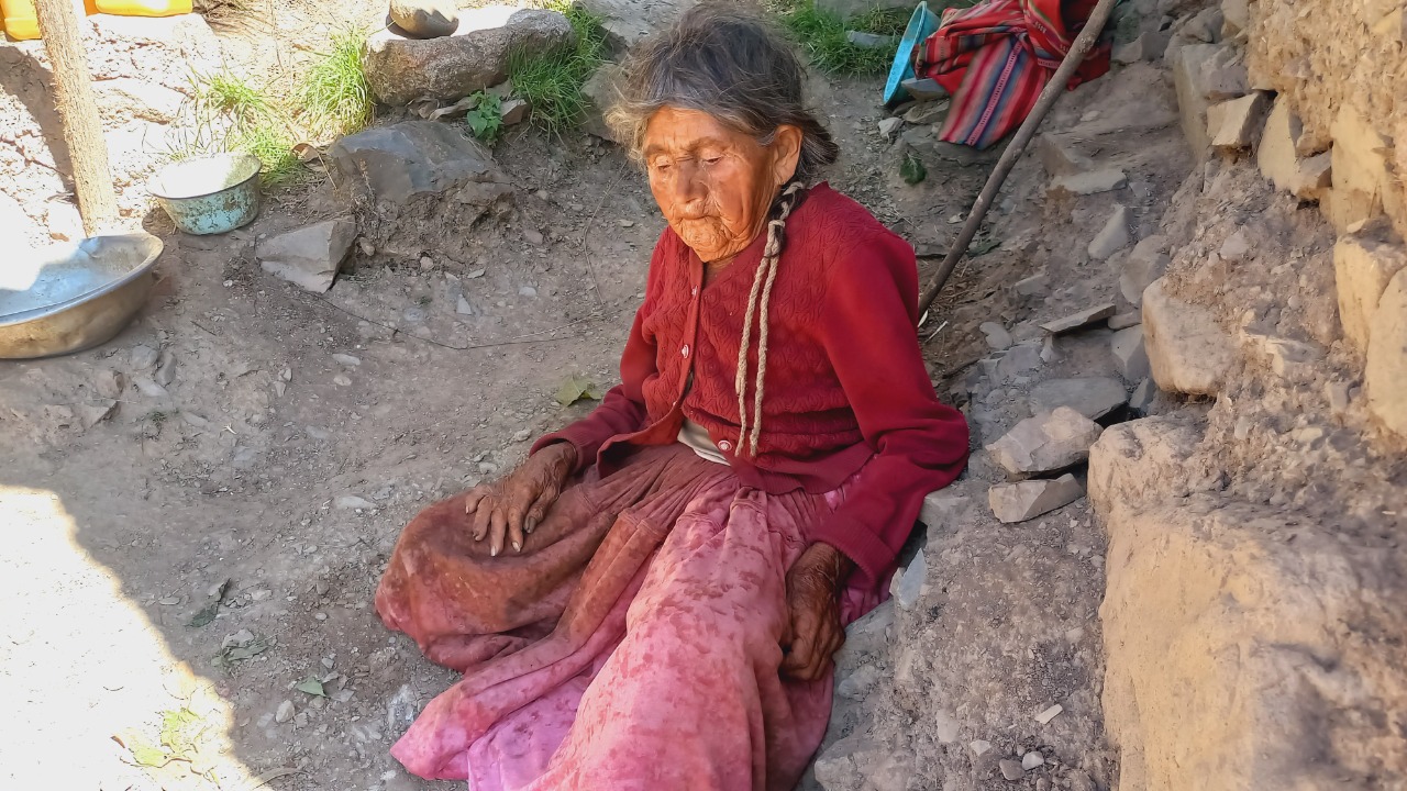 Aniza Quiroz, adulta mayor que vive en una casa de paja, en Morochata. LUIS MAMANI