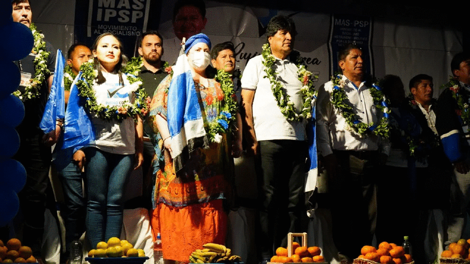 Evo Morales (c), en un acto de campaña del MAS en La Guardia. @EDelCastilloDC