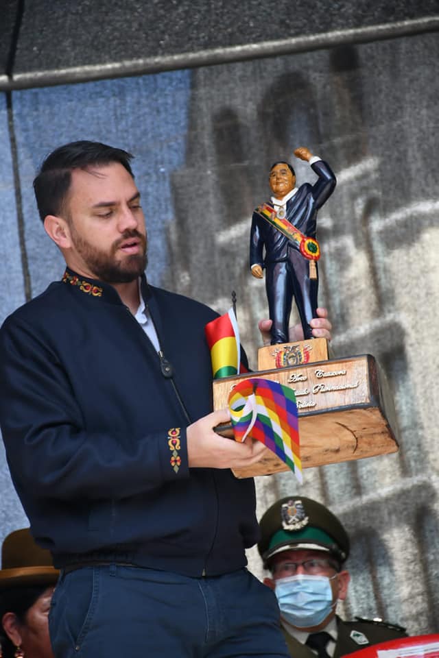 El ministro Eduardo del Castillo sostiene la réplica de Luis Arce en madera. REÉGIMEN PENITENCIARIO