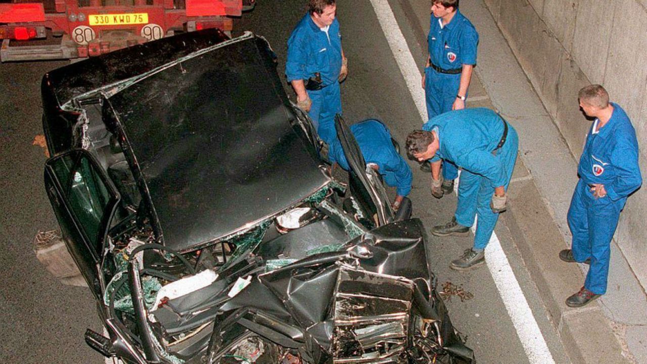 El auto en el que iba la princesa Lady Di cuando falleció, en 1997. PARABRISAS
