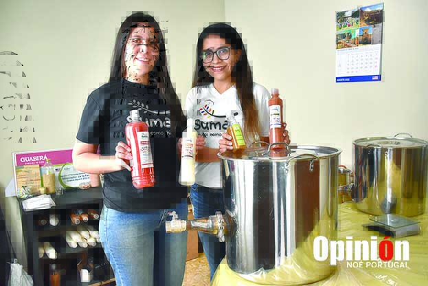 Laura Pinedo (i) junto a Marcia Tapia. NOÉ PORTUGAL