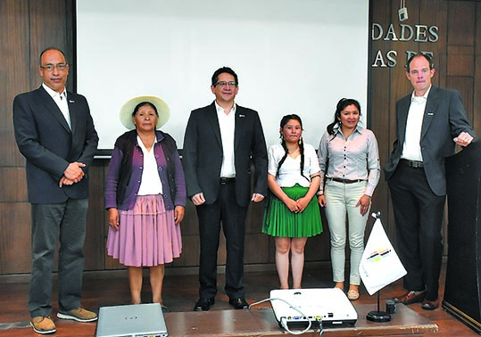 Representantes de Water For People junto a comunarias que fueron beneficiadas con agua.