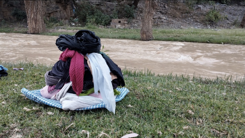 Todas las pertenencias de los seres queridos fallecidos son llevadas al río para ser parte de un ritual. MARIA EUGENIA CONDORI.