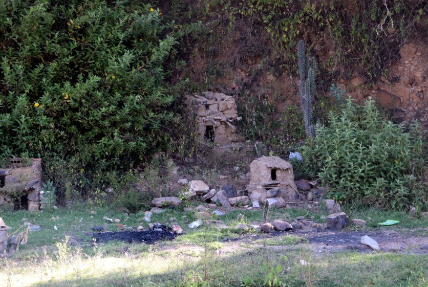 Después del lavatorio y el quemado de las pertenecías del difunto, se construyen pequeñas casitas en la orilla del río donde dejan ofrendas. MARIA EUGENIA CONDORI