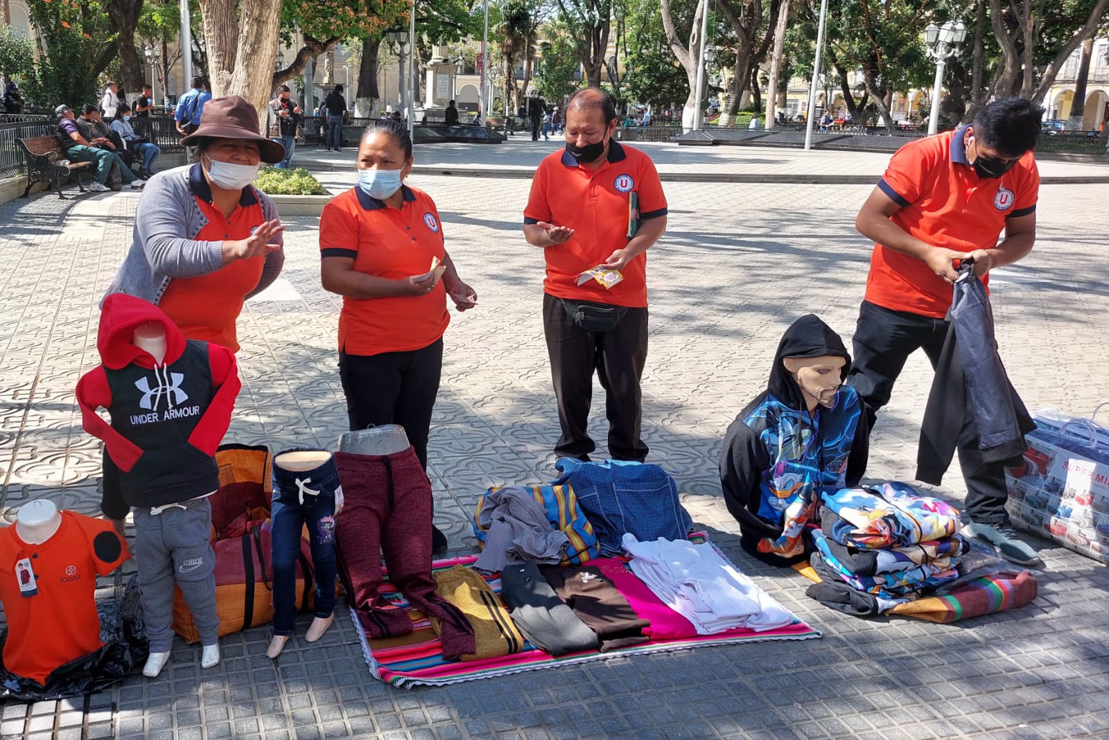 Comerciantes de la Asociación exponen, en la plaza 14 de Septiembre, algunas de las prendas  que se ofertaran en la Feria el 13 de noviembre. RICARDO AGUILAR