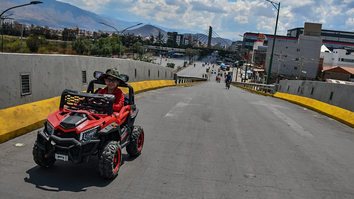 Un niño en uno de los pasos a desnivel de la avenida Blanco Galindo, este 4 de diciembre. DICO SOLÍS